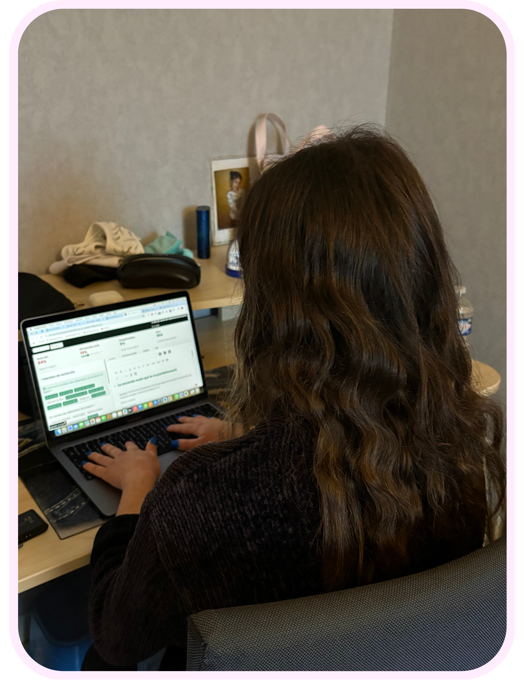 Photo de moi en train de travailler sur l'optimisation SEO d'un site web.