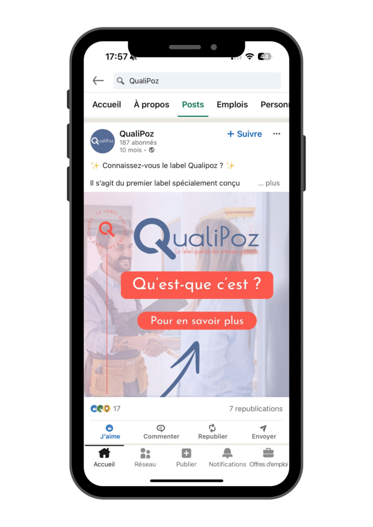 Image d'un téléphone affichant une capture d'écran d'une publication du compte LinkedIn de QualiPoz.