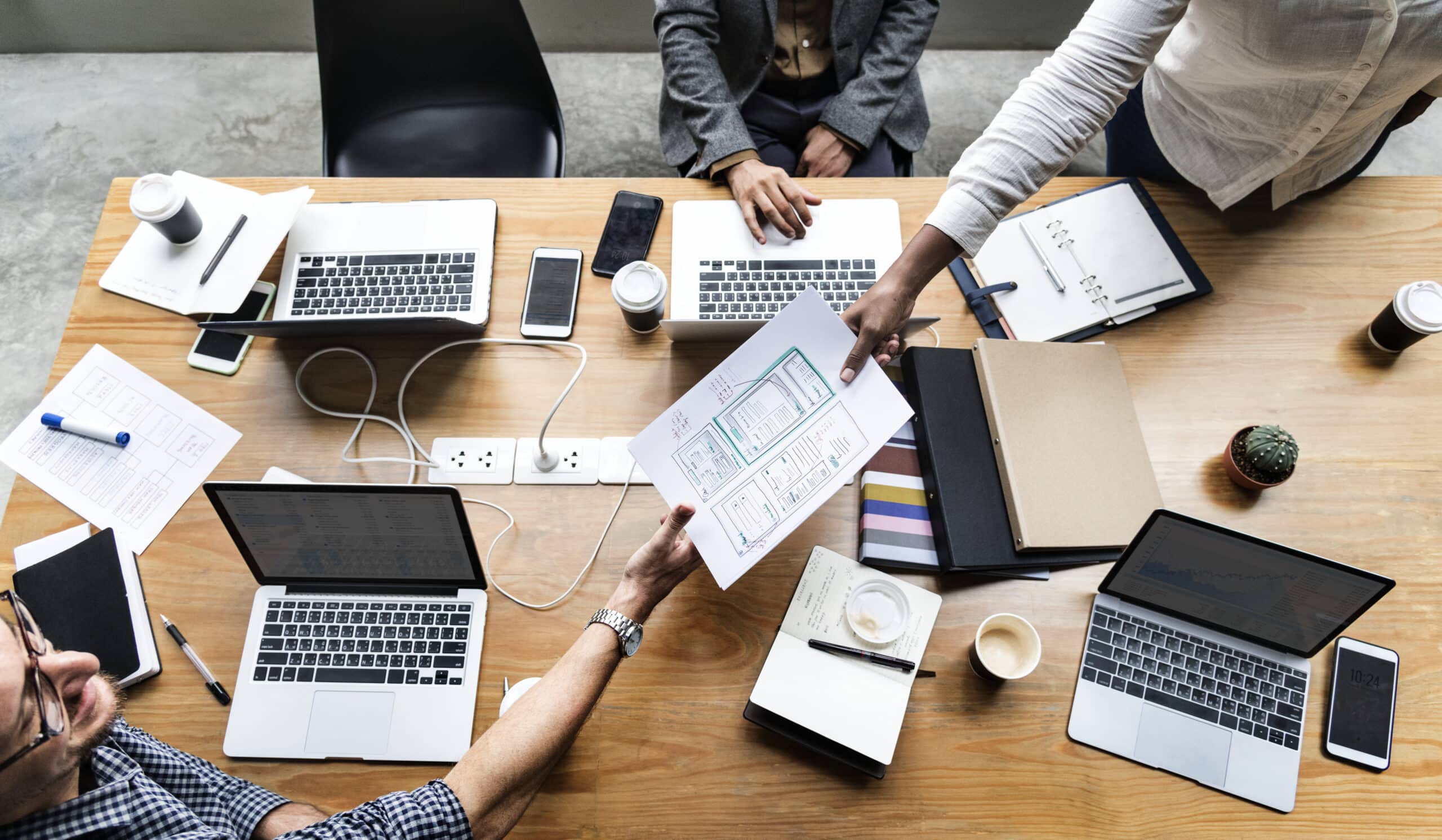 Image de plusieurs collaborateurs travaillant ensemble lors d'un brainstorming pour un projet web.