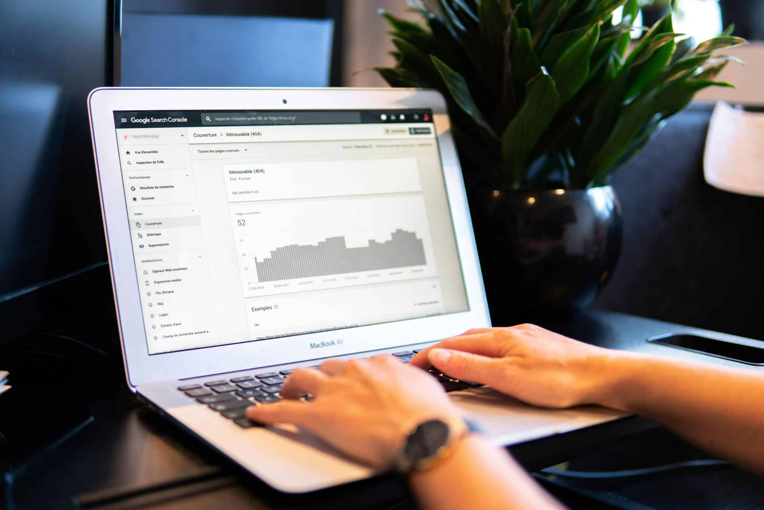 Image d'une main qui consulte le trafic de son site web sur la Google Search Console.